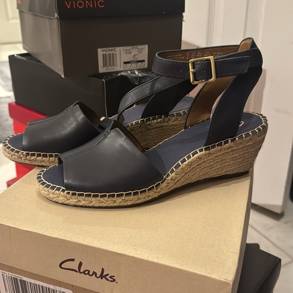 Clarks artesian collection navy blue sandals, 8.5 brand new inbox - Picture 2 of 4